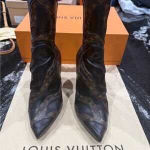 Authentic Louis Vuitton Fireball boot. Size 37. Coms with receipt.